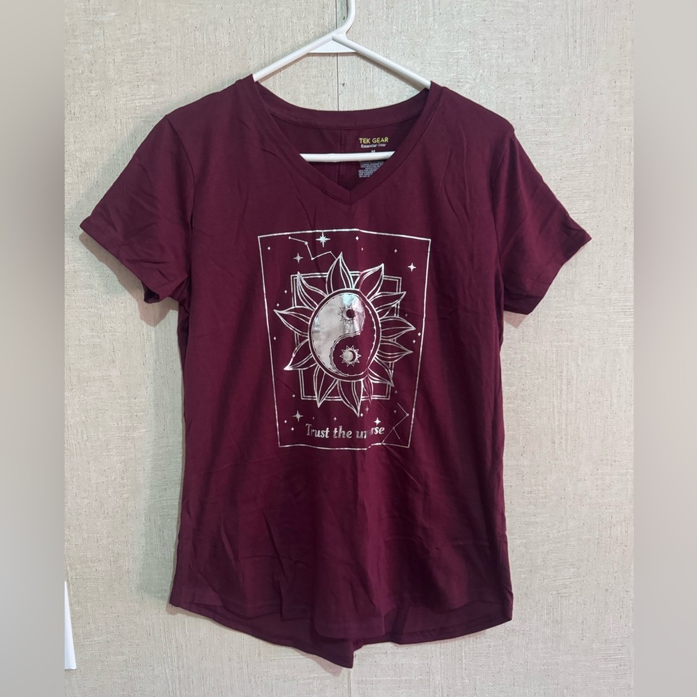 Tek gear women’s graphic tee “trust the universe”